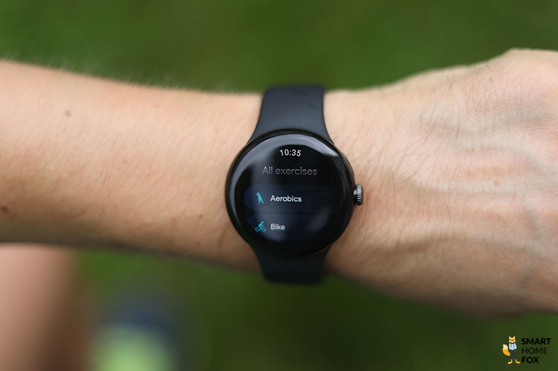 Man sieht die Trainingsmodi auf der Google Pixel Watch.